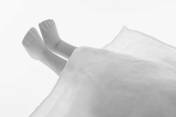Закрывать ноги пластиковой куклы в концепции мертвого тела . — стоковое фото