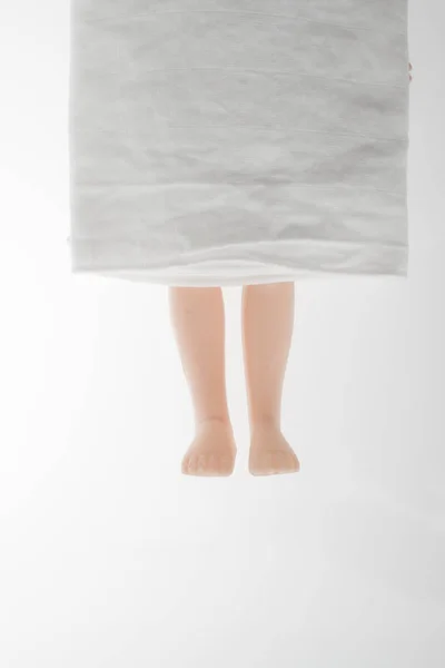 Primer plano pie de muñeca de plástico en concepto de cuerpo muerto . — Foto de Stock
