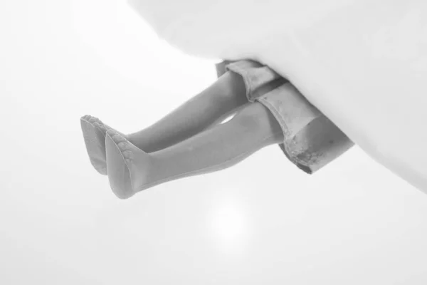 Close up pé de boneca de plástico no conceito de corpo morto . — Fotografia de Stock
