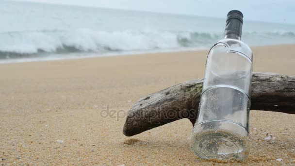 Szklana butelka na plaży. — Wideo stockowe
