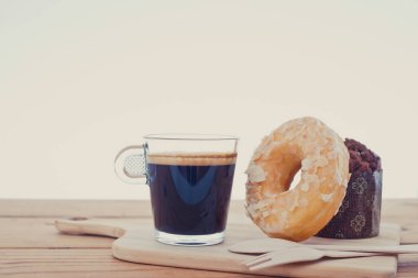 Fincan espresso ile tahta masada ekmek.