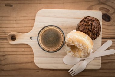 Fincan espresso ile tahta masada ekmek.