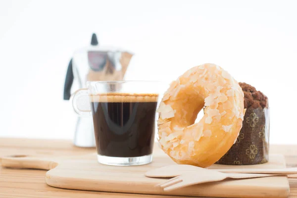 Cup of espresso with bakery on wooden table. — Stock Photo, Image