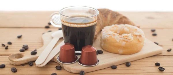Fincan espresso, espresso kapsül ve fırın beyaz arka plan üzerinde.