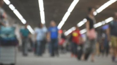 Havaalanı terminal yürüyen insanlar. Odak dışında düzenleme.