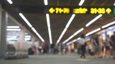 Havaalanı terminal yürüyen insanlar. Odak dışında düzenleme.