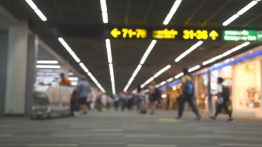 Havaalanı terminal yürüyen insanlar. Odak dışında düzenleme.