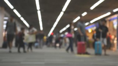 Havaalanı terminal yürüyen insanlar. Odak dışında düzenleme.