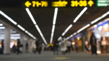 Havaalanı terminal yürüyen insanlar. Odak dışında düzenleme.