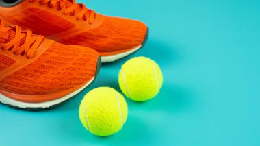 Mavi arka planda turuncu spor ayakkabılar. Sağlıklı yaşam kavramı