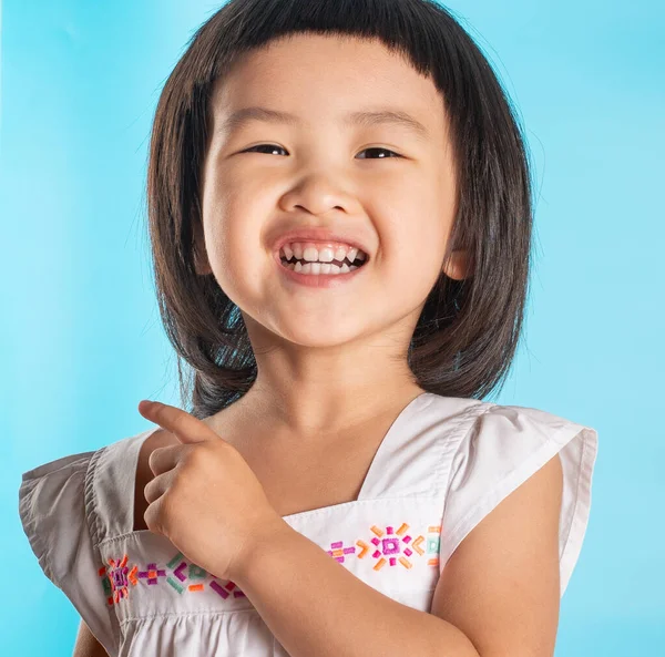 Süße Asiatische Mädchen Zeigen Glück Verschiedenen Posen Auf Blauem Hintergrund — Stockfoto