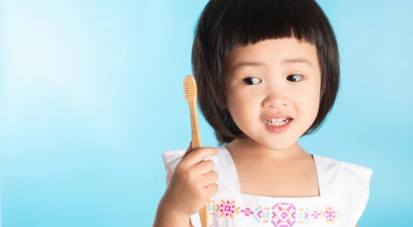 Nettes Asiatisches Mädchen Hält Eine Zahnbürste Ihre Zähne Auf Blauem — Stockfoto
