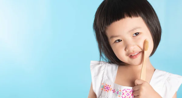 Nettes Asiatisches Mädchen Hält Eine Zahnbürste Ihre Zähne Auf Blauem — Stockfoto