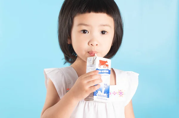 Ein Nettes Asiatisches Mädchen Trinkt Eine Köstliche Und Schöne Natürlich — Stockfoto