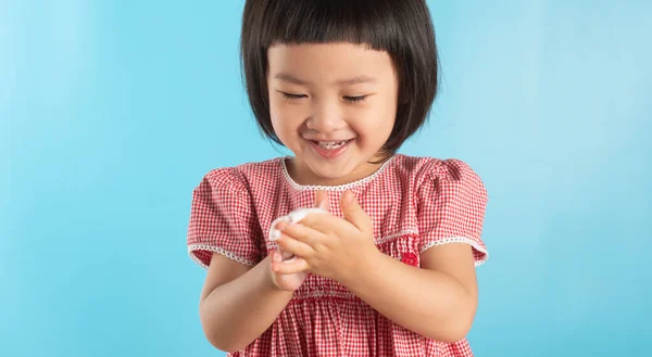 Niedliche Asiatische Mädchen Hände Waschen Mit Seifenblasen Töten Bakterien Covid — Stockfoto