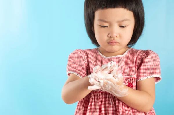 Güzel Asyalı Kız Bakterileri Öldürmek Için Sabun Köpüğüyle Ellerini Yıkıyor Stok Resim