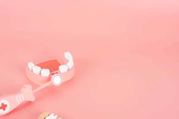 Деревянная Игрушка Лежала Розовом Фоне Концепции Кариеса Пожилых Людей Болезни — стоковое фото