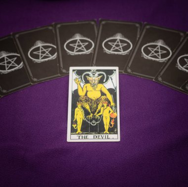 Bangkok, Tayland: Mayıs 2020. Kötü şans, yaralanma, hastalık, kaza ve ölümün geleceğini tahmin etmek için tarot kartları tam olarak öngörülebilir. Ki bu kişisel bir inançtır..
