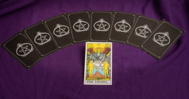 Bangkok, Tayland: Mayıs 2020. Ruh eşi Destiny 'nin geleceğini tahmin etmek için tarot kartları. Romantizm tam olarak tahmin edilebilir. Ki bu kişisel bir inançtır..