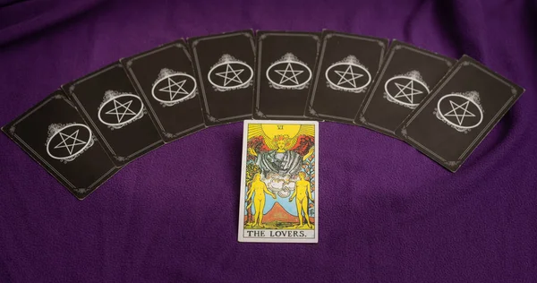 Bangkok, Tayland: Mayıs 2020. Ruh eşi Destiny 'nin geleceğini tahmin etmek için tarot kartları. Romantizm tam olarak tahmin edilebilir. Ki bu kişisel bir inançtır..