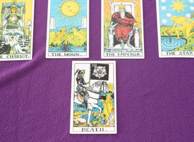 Bangkok, Tayland: Mayıs 2020. Aşkta geleceği tahmin etmek için tarot kartları, kötü şans, yaralanma, hastalık, kaza ve ölüm tam olarak öngörülebilir. Ki bu kişisel bir inançtır..