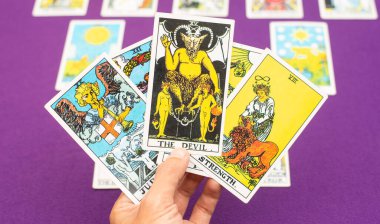 Bangkok, Tayland: Mayıs 2020. Aşkta geleceği tahmin etmek için tarot kartları, kötü şans, yaralanma, hastalık, kaza ve ölüm tam olarak öngörülebilir. Ki bu kişisel bir inançtır..