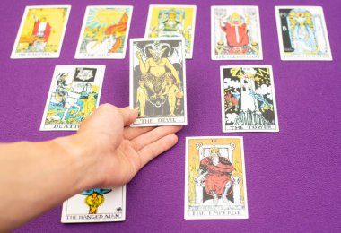 Bangkok, Tayland: Mayıs 2020. Aşkta geleceği tahmin etmek için tarot kartları, kötü şans, yaralanma, hastalık, kaza ve ölüm tam olarak öngörülebilir. Ki bu kişisel bir inançtır..