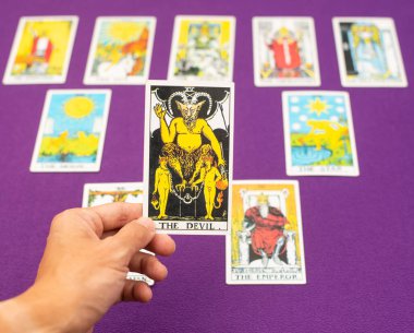 Bangkok, Tayland: Mayıs 2020. Aşkta geleceği tahmin etmek için tarot kartları, kötü şans, yaralanma, hastalık, kaza ve ölüm tam olarak öngörülebilir. Ki bu kişisel bir inançtır..