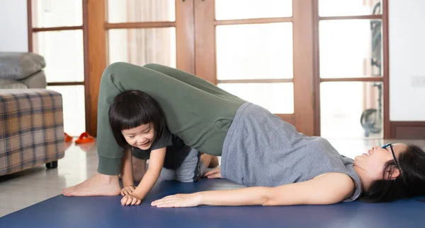 Asian Girls Mothers Doing Yoga Watching Example Online Yoga Tutorial — Stock Photo, Image