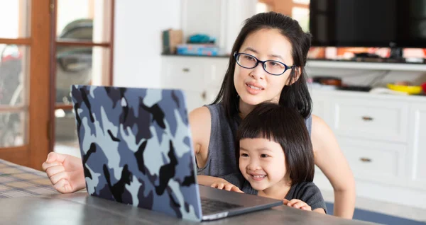 Asyalı Bir Kız Annesiyle Birlikte Bilgisayardan Online Dersler Öğreniyor Gelecekte Telifsiz Stok Fotoğraflar