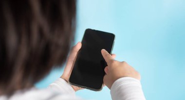 Asyalı çocuklar çevrimiçi medyadan bilgi arayarak cep telefonlarını tutuyorlar. İnternette bilgiyi geliştirmek için pek çok kişi var. Günümüz dünyasında eğlence ve eğlence de dahil olmak üzere çeşitli alanlarda yetenekler.
