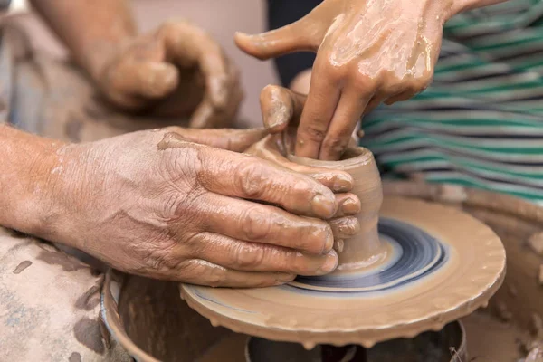Çanak çömlek yapımı. Eller seramik tekerlek üzerinde çalışma