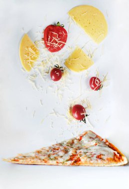 Margarita pizzası uçan malzemelere ayrıldı.