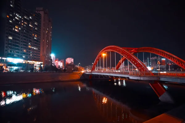 Bir Gece Şehri Çin Bir Köprü — Stok fotoğraf