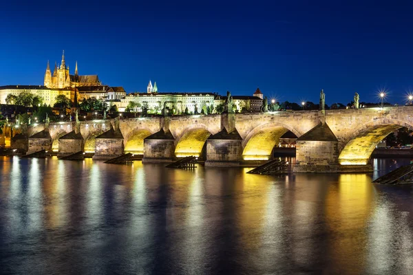 Ponte Carlo di notte, Praga, Repubblica Ceca, Europa — Foto Stock