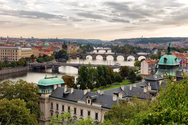 Prága hidak, a Moldva-folyó gyönyörű panorámával — Stock Fotó