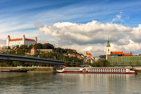 Bratislava kale manzaralı Tuna üzerinde güneşli bir sonbahar