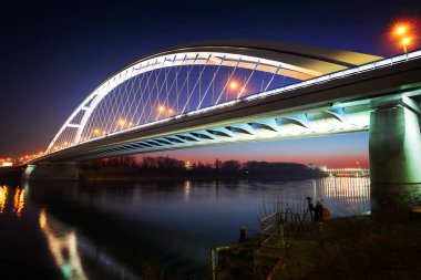 Geceleri Bratislava 'daki Apollo Köprüsü, Slovakya