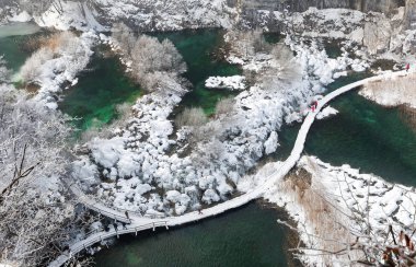 Plitvice Gölleri sırasında kış, havadan görünümü