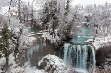 Güzel ve sihirli şelaleler Slunj, Hırvatistan, kış aylarında, 