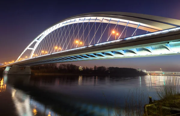 Geceleri Bratislava 'daki Apollo Köprüsü, Slovakya — Stok fotoğraf