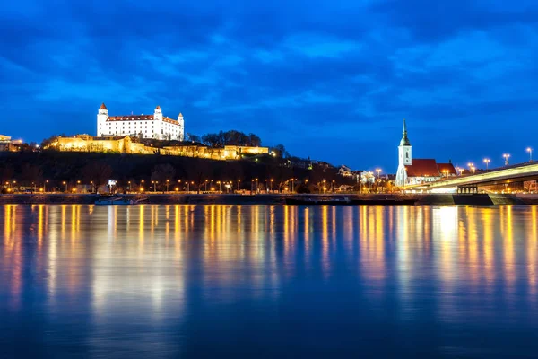 Братиславский замок и собор Святого Мартина в весенний вечер — стоковое фото
