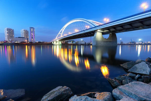 Apollo Bridge στην Μπρατισλάβα το βράδυ, Σλοβακία — Φωτογραφία Αρχείου