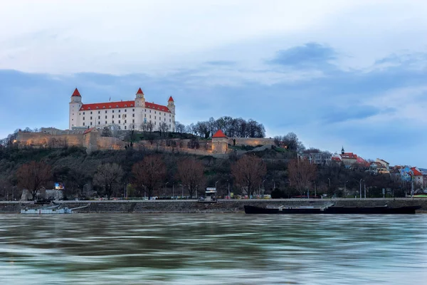 Bratislava Burg am Abend zur Frühlingszeit — Stockfoto