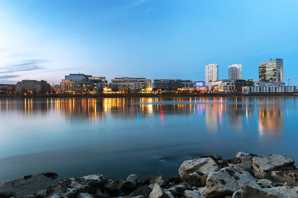 Bratislava iş merkezi ve eurovea alışveriş merkezi akşam