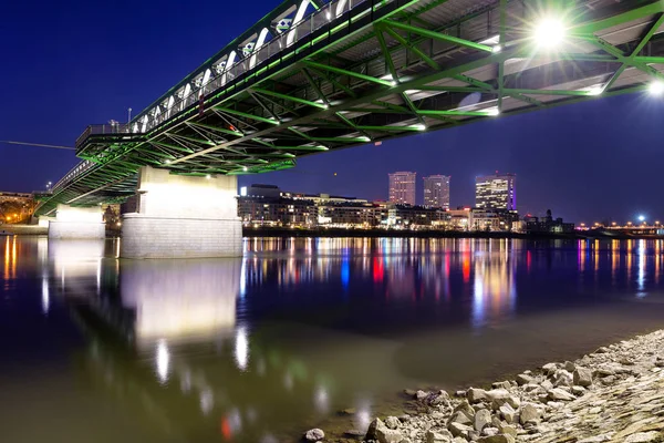 Nieuwe brug over de Donau in Bratislava op avond, Slowakije, Europ — Stockfoto