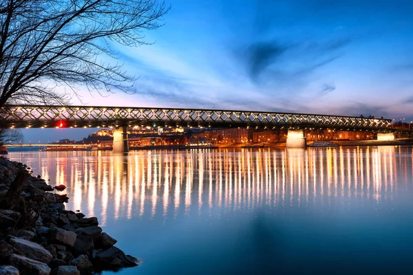 Νέα γέφυρα Δούναβη στην Μπρατισλάβα στη Σλοβακία, το βράδυ, Europ — Φωτογραφία Αρχείου