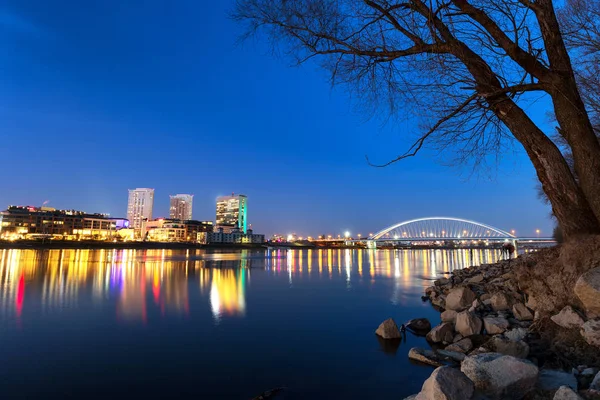 Apollo Köprüsü ve iş merkezi Bratislava Danube üzerinde rive