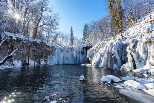 Παγωμένο καταρράκτη στο λιμνών plitvice, Κροατία — Φωτογραφία Αρχείου