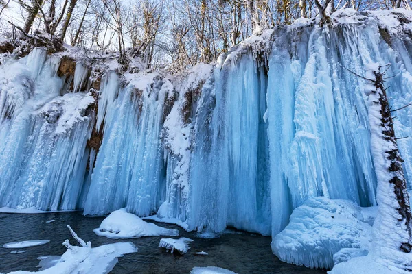 Cachoeira congelada em lagos plitvice, Croácia — Fotografia de Stock